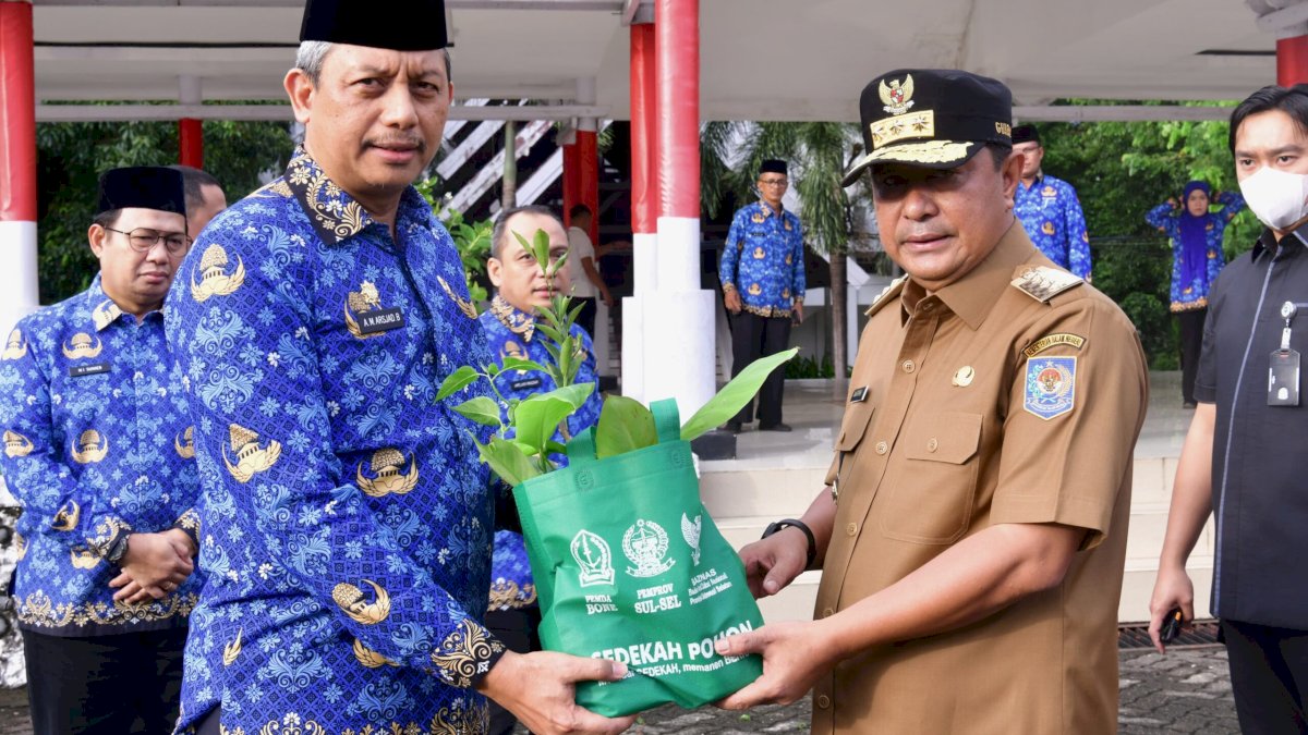 Hari Kesadaran Nasional, Penjabat Gubernur Sulsel Serahkan 4.100 Bibit Pohon dan 2.341 SK PPPK