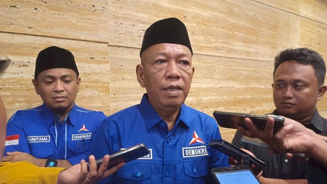 Sekretaris DPD Demokrat Sulsel Haidar Madjid saat memberikan keterangan pers. Foto/SS