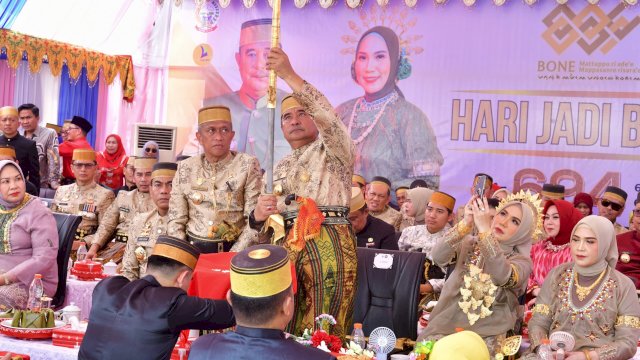 Penjabat Gubernur Sulsel Bahtiar Baharuddin bersama Kapolda Sulsel Andi Rian R Djajadi menghadiri prosesi Mattompang Arajang. Ist