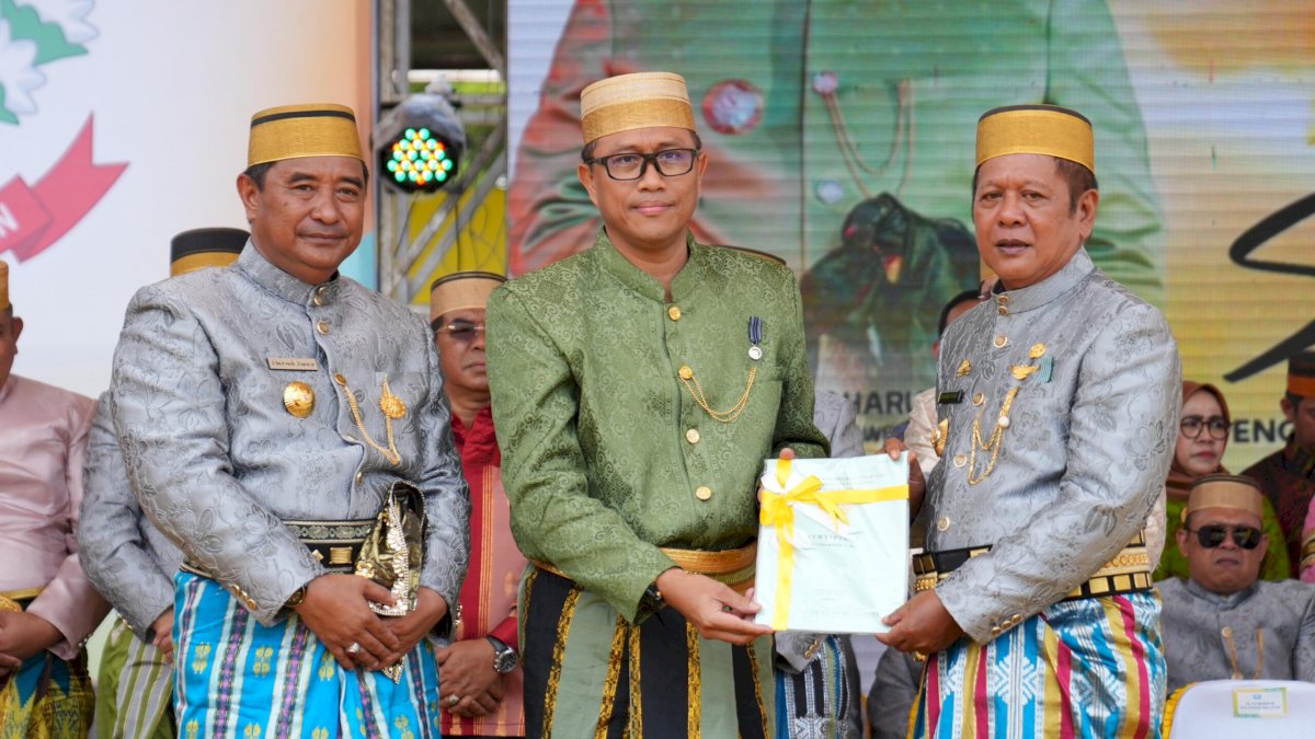 Pj Gubernur Bahtiar Serahkan Bantuan dan Resmikan Sejumlah Proyek di Hari Jadi Sopeng