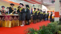Lepas 1000 Wisudawan Periode April, Ini Pesan Rektor UNM