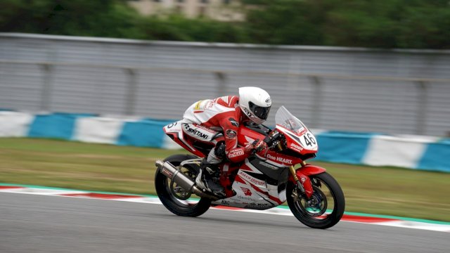 Pembalap Astra Honda yang berhasil kibarkan bendera merah putih di podium ARRC China. Foto: Istimewa.