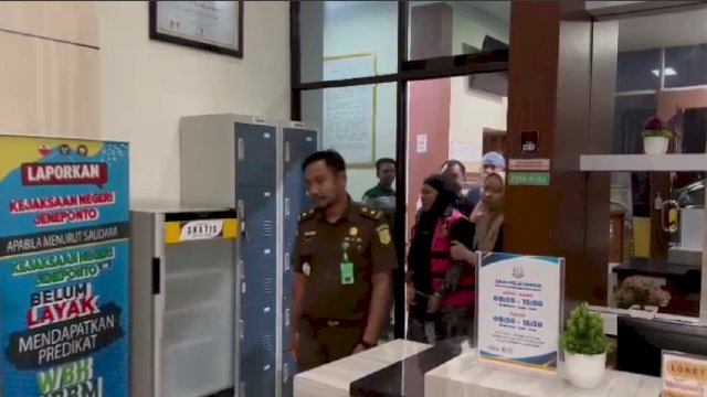 Penyidik Kejaksaan Negeri Jeneponto resmi menahan satu orang tersangka kasus dugaan korupsi pupuk subsidi (Foto Istimewa)
