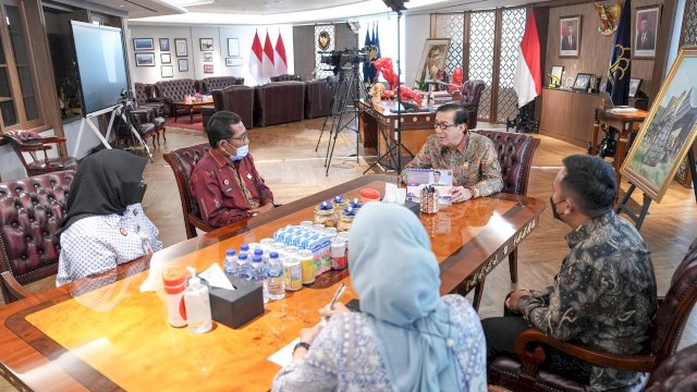 Kepala Kantor Wilayah Kementerian Hukum dan HAM Sulawesi Selatan Liberti Sitinjak diterima Menteri Hukum dan HAM Yasonna Laoly. Ist