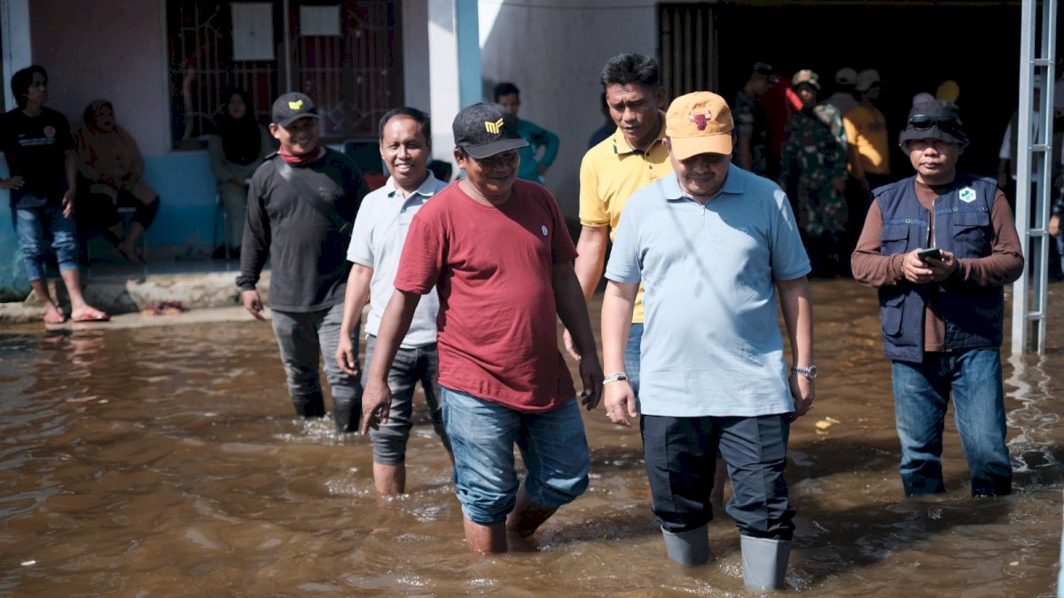 Serahkan Bantuan, Muhammad Fauzi Komitmen Bantu Pemda Lutra Atasi Persoalan Banjir