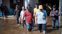 Serahkan Bantuan, Muhammad Fauzi Komitmen Bantu Pemda Lutra Atasi Persoalan Banjir