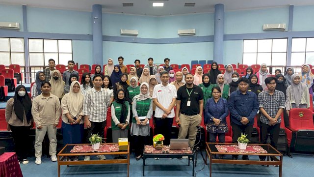 LAZ Hadji Kalla saat sosialisasi beasiswa di Unhas. Foto: Istimewa.