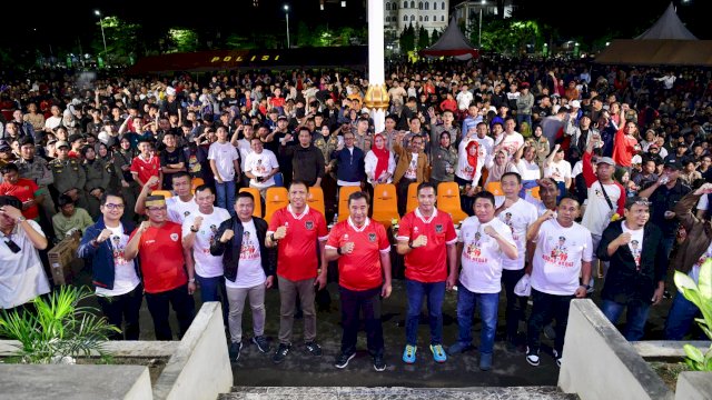 Pj Gubernur Sulsel Bahtiar Nobar Piala Asia bersama ribuan warga Kota Parepare. Ist