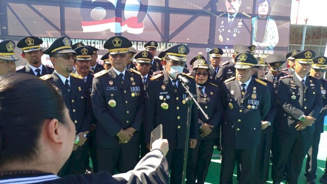 Kakanwil Kemenkumham Sulsel Liberti Sitinjak bersama jajarannya saat memberikan keterangan pers di Rutan Makassar. Foto/SS