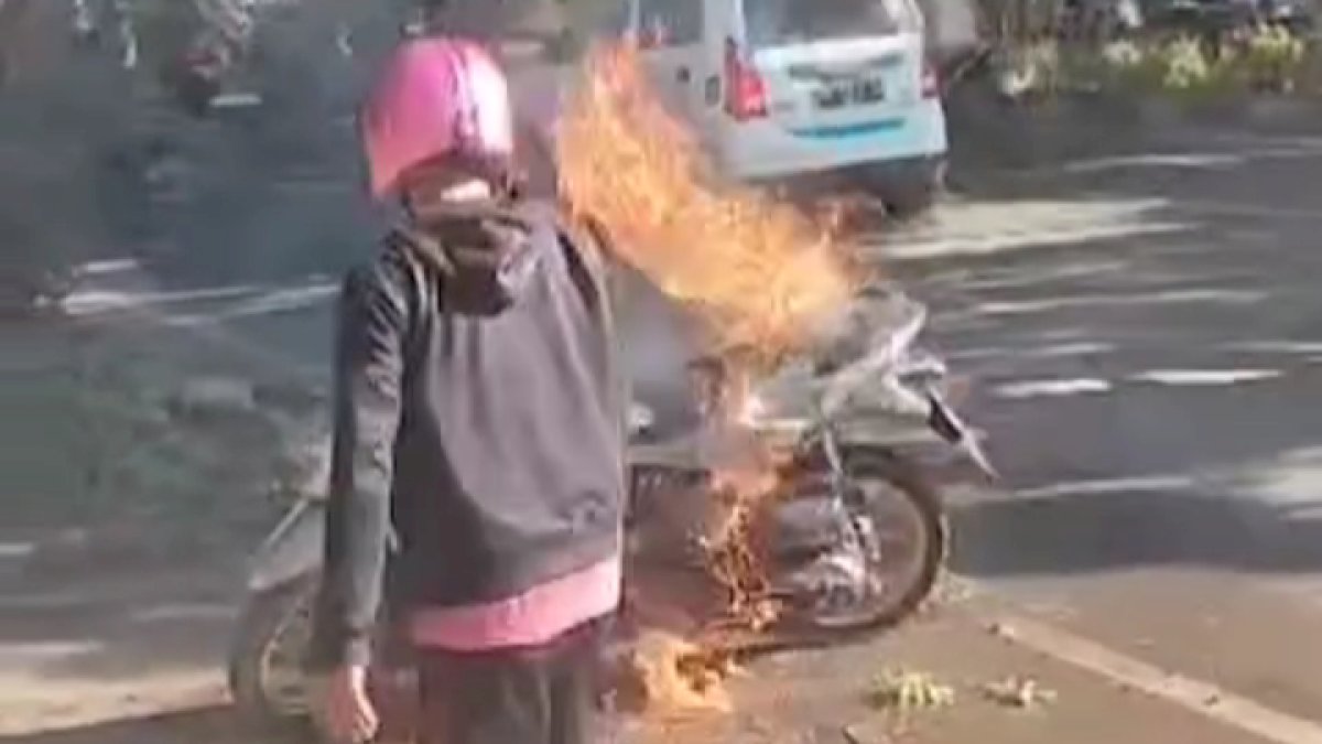 VIDEO: Motor Matic Terbakar di Jalan Hertasning Makassar