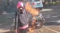 VIDEO: Motor Matic Terbakar di Jalan Hertasning Makassar