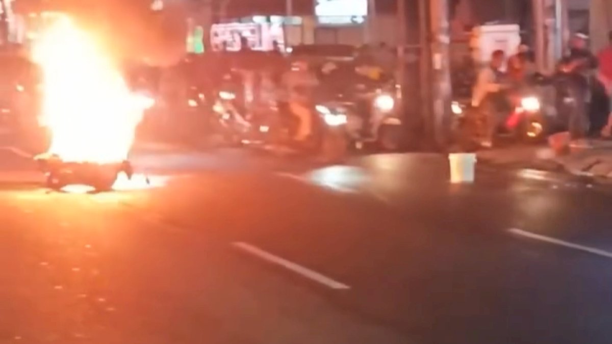 VIDEO: Sepeda Motor Terbakar di Hertasning Makassar Usai Terjatuh