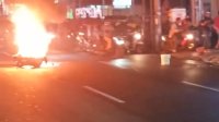VIDEO: Sepeda Motor Terbakar di Hertasning Makassar Usai Terjatuh