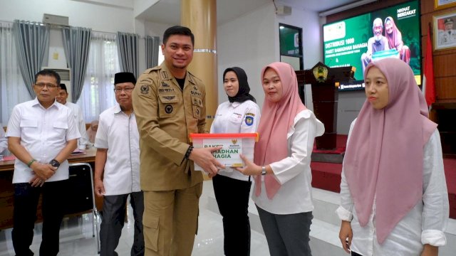 Bupati Gowa Adnan Purichta Ichsan secara simbolis menyalurkan 1000 Paket Ramadhan Bahagia Baznas Kabupaten Gowa. Foto: Istimewa
