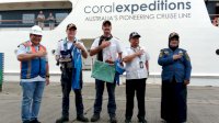 Kapal Pesiar MS Coral Geographer Berhasil Berlabih Pelabuhan Makassar