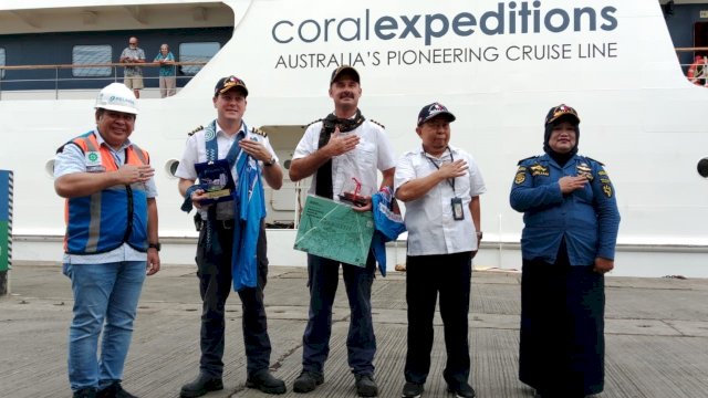 Kapal pesiar MS Coral Geographer berhasil bersandar di Pelabuhan Makassar. Foto: Istimewa