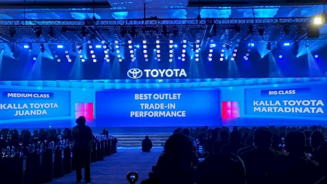 Kalla Toyota Juanda dan Martadinata raih penghargaan best outlet trade-in performance di Toyota Dealer Convention 2024. Foto: Istimewa