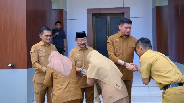 Bupati Adnan bersama ASN saat apel pertama usai libur lebaran. Foto: Istimewa
