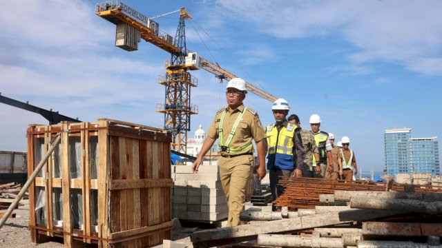 Danny Pomanto saat meninjau Makassar Goverment Center. Foto: Istimewa