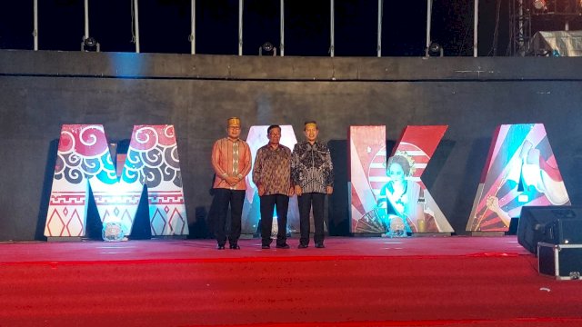 Aksa Mahmud bersama Danny Pomanto di penjamuan PSBM Anjungan Pantai Losari. Foto: Istimewa.