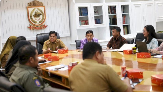 Pj Skeda Pemkot Makassar Firman Pagarra pimpin rakor penguatan Perda KTR. Foto: Istimewa.