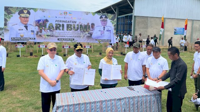 KALLA ikut berpartisipasi dalam penanaman pohon saat peringati Hari Bumi bersama Pemprov Sulsel. Foto: Istimewa.