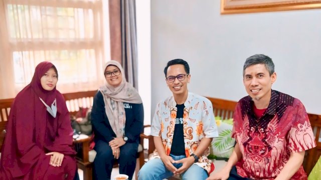 ZaidBuri Prahastyo bersama penggerak Komunitas Guru Belajar Nusantara bertemu dengan Direktur Sekolah Islam Athirah DR Syamril. Foto: Istimewa.
