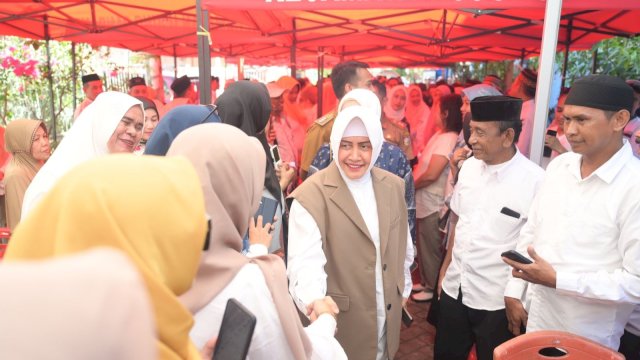 Ketua TP PKK Kota Makassar Indira Jusuf Ismail saat halalbihalal sekaligus memperingati Hari Kartini di Kecamatan Ujung Tanah. Foto: Istimewa.