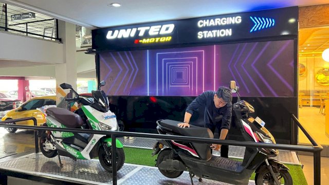 Charging station United E-Motor hadir di Mal Ratu Indah. Foto: Istimewa.