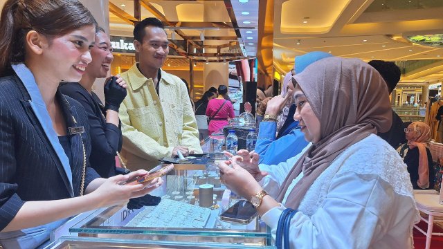 Pengunjung saat melihat produk dari Diamond &amp; Co. di TSM Makassar. Foto: Sri Wahyu Diastuti / Sulselsatu.com.