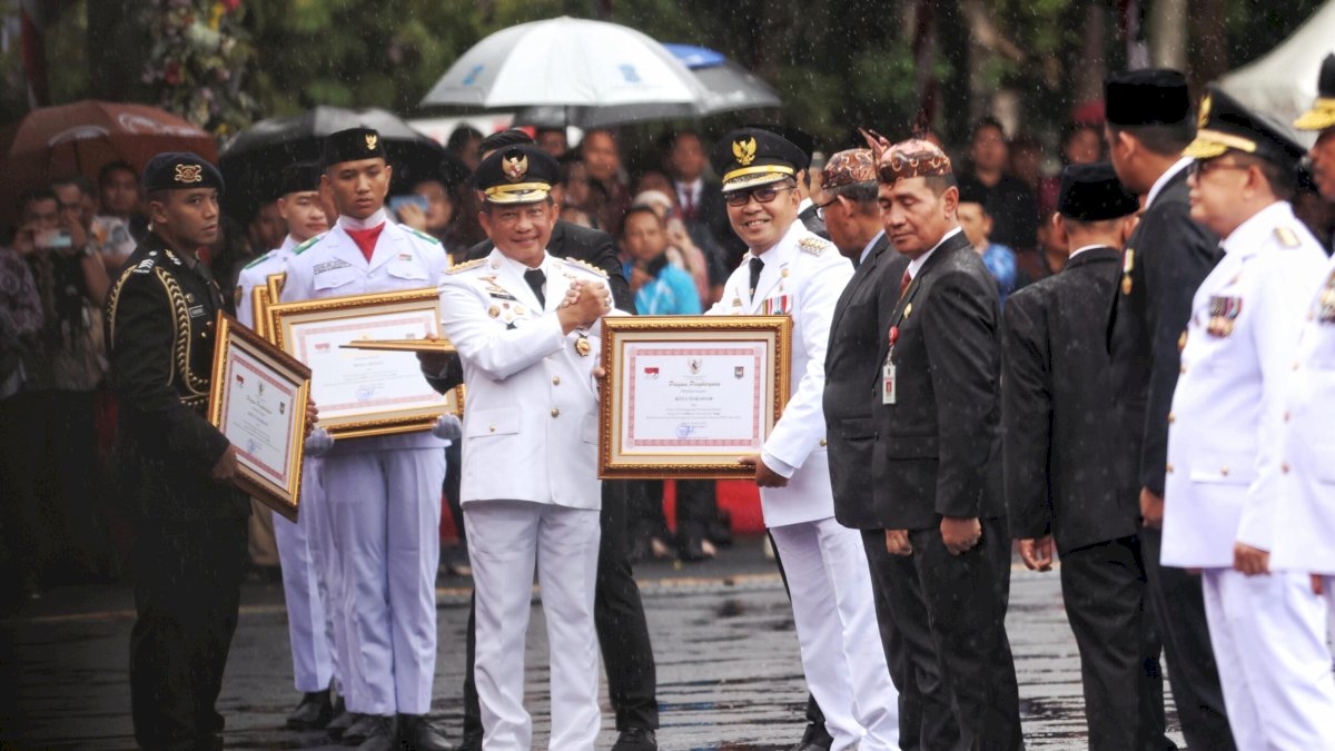 Makassar Terima Penghargaan Kota Terbaik Penyelenggaraan Pemerintah Daerah