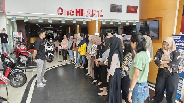Mahasiswa STIEM Makassar dan STIE YPUP Makassar untuk tour showroom di Main Dealer Astra Motor Sulsel. Foto: Istimewa.