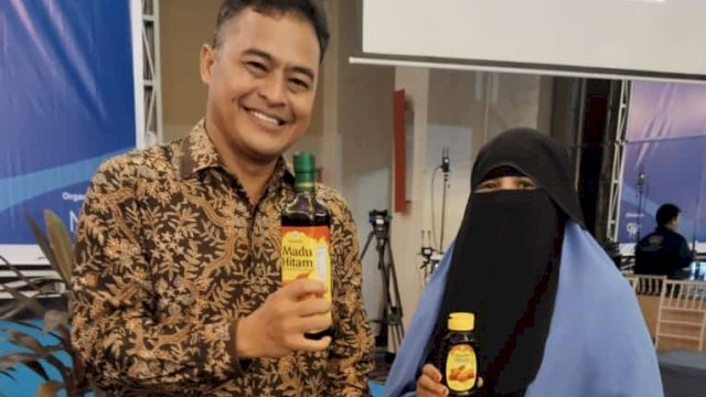 Hj Ariani sebagai Owner Raja Madu Sulawesi bersama Goverment Development Manager Alfamart Yuli. Foto: Dokumen pribadi Raja Madu Sulawesi. 