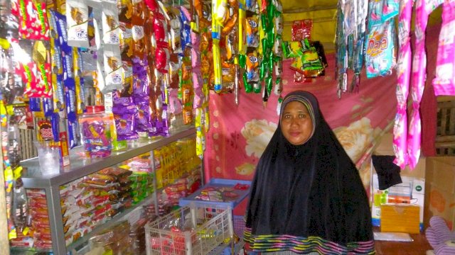 Satriani yang mengambil KUR BRI untuk membuka toko sembako. Foto: Sri Wahyu Diastuti / Sulselsatu.com.