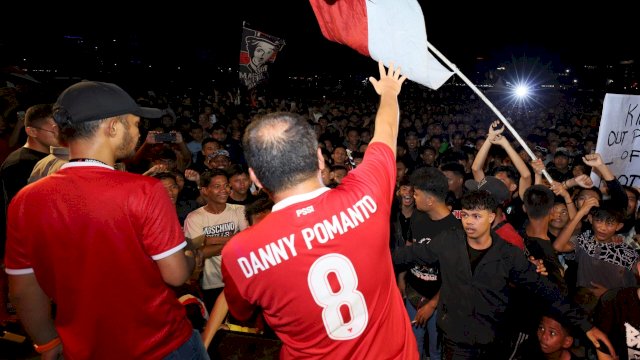 Wali Kota Makassar Moh Ramdhan Pomanto bersama masyarakat saat nobar pertandingan Piala Asia atau AFC Cup U-23 antara Indonesia dan Uzbekistan. Foto: Istimewa.