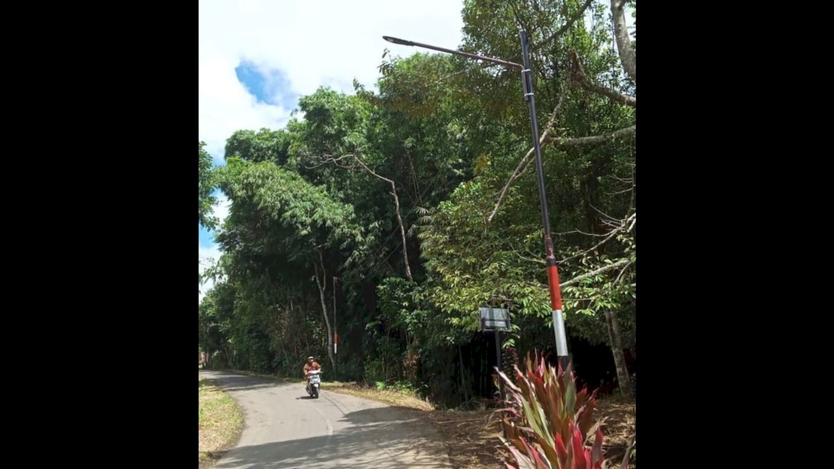 Tombolo Energy Bantu Instalasi Listrik Lampu Jalan Desa Pao Kabupaten Gowa