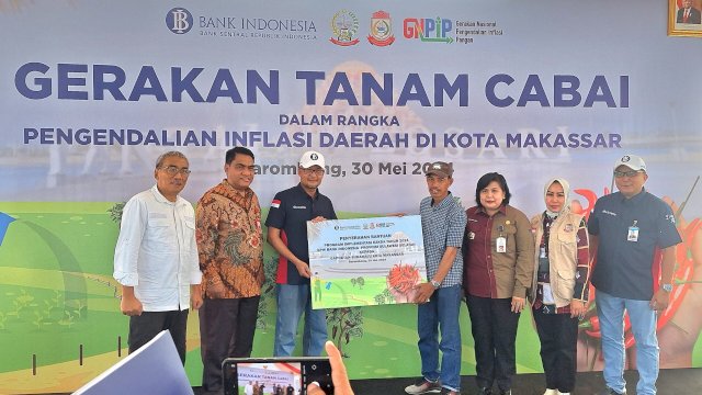 Simbolis penyerahan bantuan kepada Gapoktan Suka Maju Barombong oleh Kepala BI Sulsel Rizki Ernadi Wimanda. Foto: Sri Wahyu Diastuti / Sulselsatu.com.