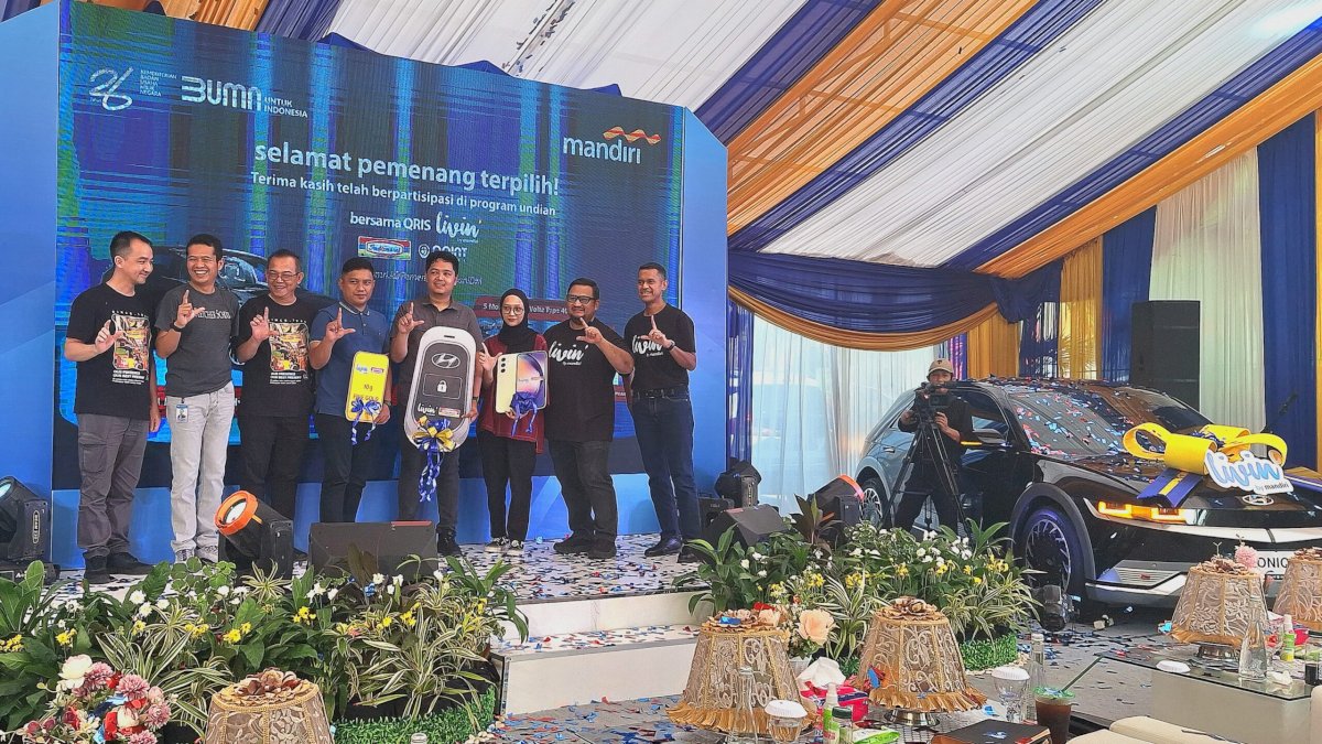 Nasabah Makassar Menang Ioniq 5 Undian Transaksi QRIS Livin’ by Mandiri Bersama Indomaret