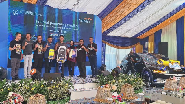 Penyerahan hadiah Ioniq 5 dalam undian transaksi QRIS Livin' by Mandiri bersama Indomaret. Foto: Sri Wahyu Diastuti / Sulselsatu.com.