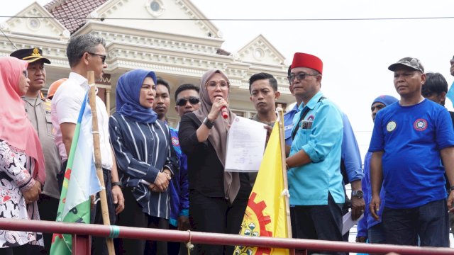 Peringatan hari buruh di Makasar diwarnai dengan aksi demonstrasi oleh sejumlah organisasi buruh. Ist