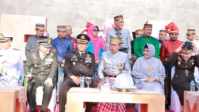 Wali Kota Makassar Danny Pomanto saat upacara peringatan Hari Pendidikan Nasional. Foto: Istimewa.