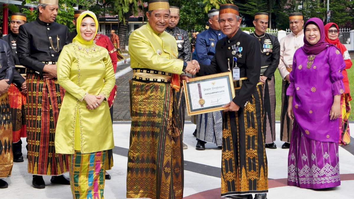 Peringatan Hardiknas Tingkat Provinsi Sulsel Bertabur Penghargaan