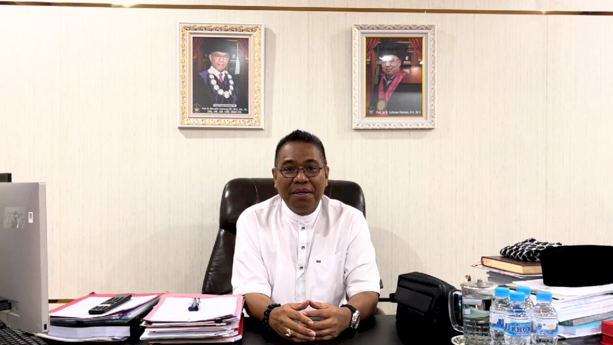 Direktur Pascasarjana UMI Apresiasi Prestasi Usman Marham Raih Gelar Magister Hukum