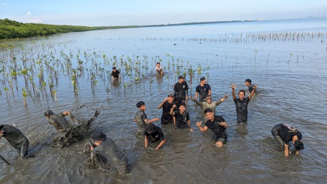 Paradah Sulsel tanam mangrove di Kampung Nelayan Pesisir Untia di Makassar. Foto: Istimewa.