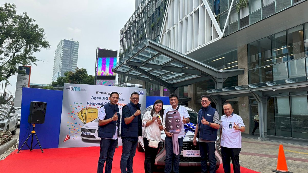 Beri Apresiasi, BRI Serahkan Mobil dan Logam Mulia ke Pemenang Program Super AgenBRILink