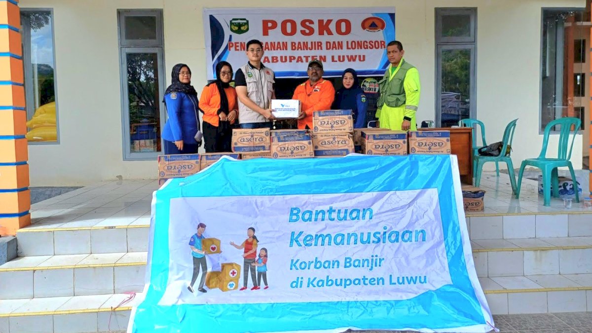 PT Vale Serahkan Bantuan Kemanusiaan untuk Korban Banjir Bandang dan Longsor di Luwu