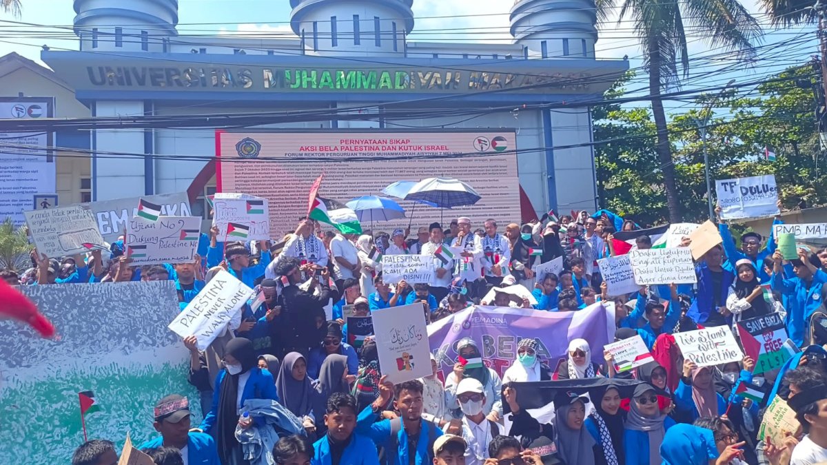 Aksi Bela Palestina Bergema di Depan Kampus Unismuh Makassar
