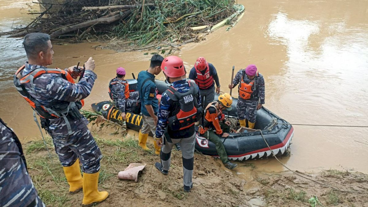 Kalla Rescue Turun Langsung Evakuasi Korban Banjir Luwu