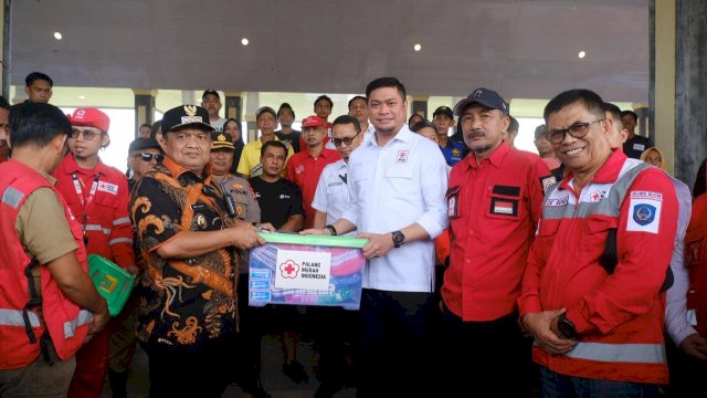 Ketua PMI Sulsel Adnan Purichta Ichsan menyerahkan bantuan kepada Pemkab Luwu. Foto: Istimewa.