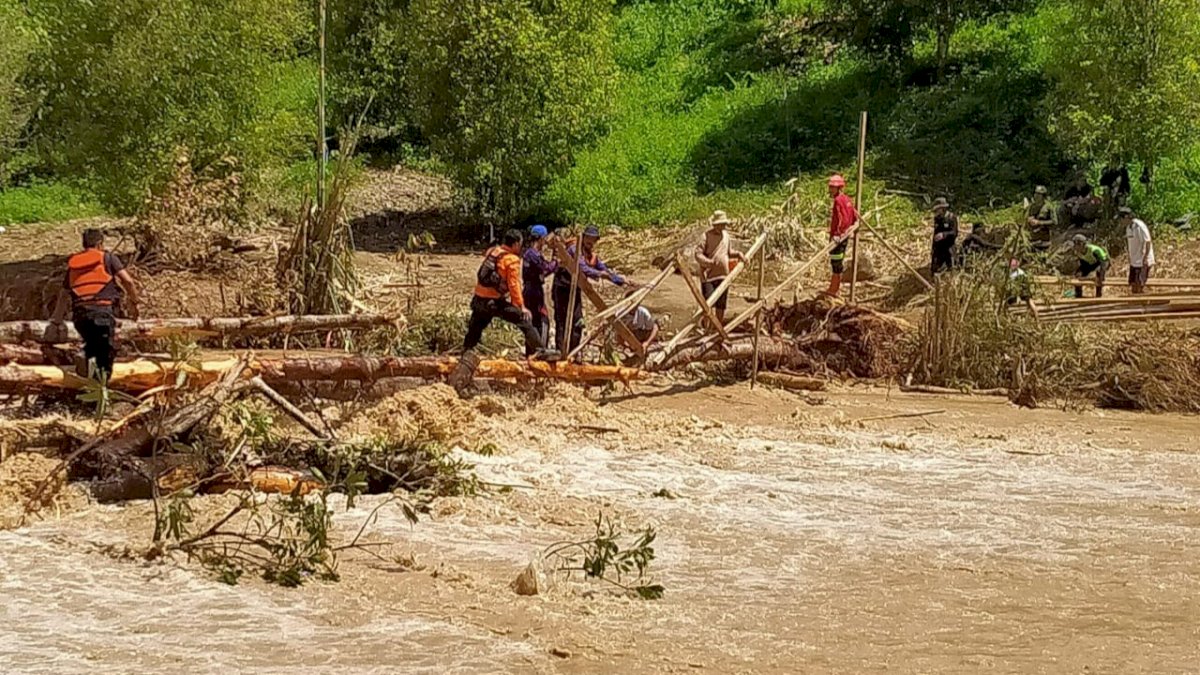 Damkarmat Makassar Bantu Masyarakat Bangun Jembatan Darurat di Luwu